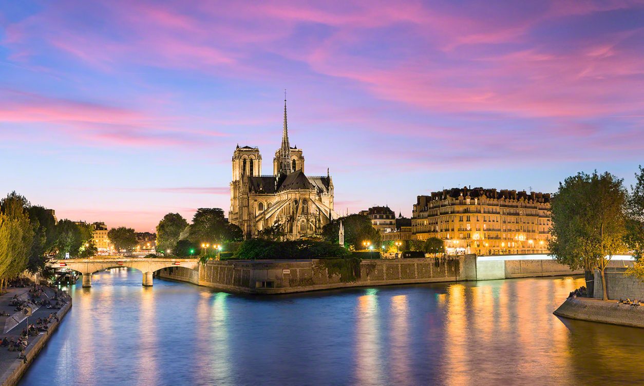 Река в Париже у собора Парижской Богоматери