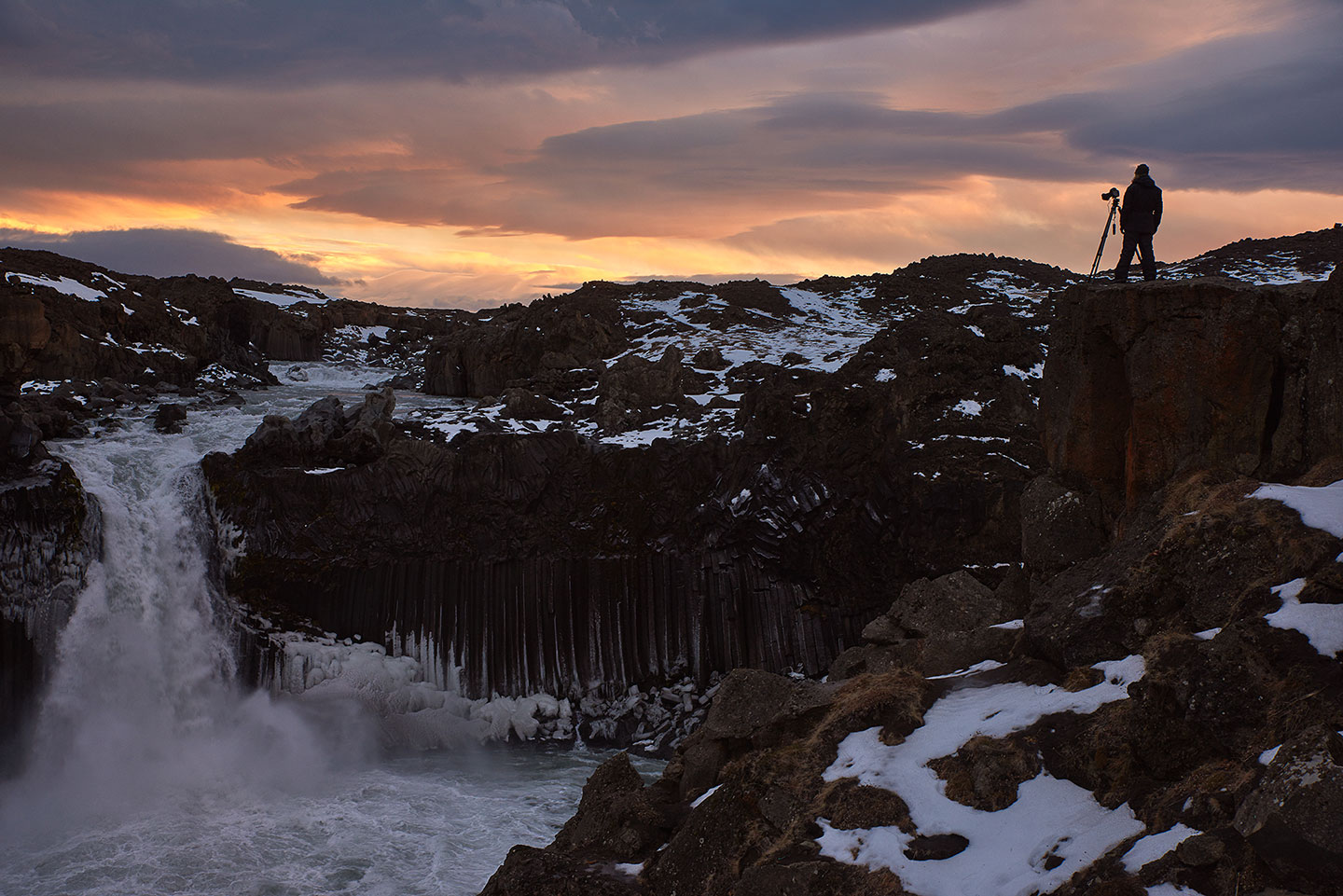 11-aldeyjarfoss-elia-on-cliff