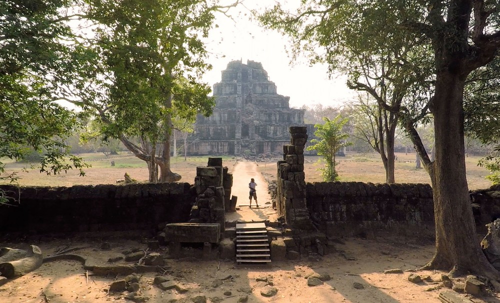 2015-02-11_Standing-in-the-middle-of-pyramid-Prasat-Bram-Drone-2048